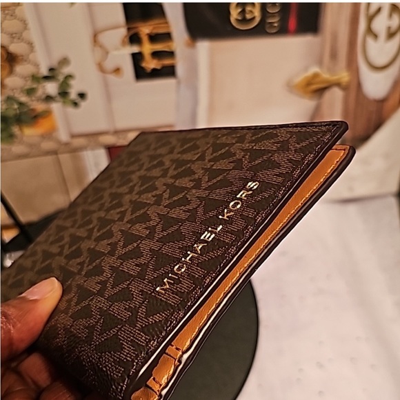 Michael Kors Jet Set Travel Passport Holder / Wallet - Picture 5 of 8